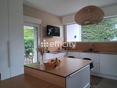 Maison - 208 m² - 10 pièces