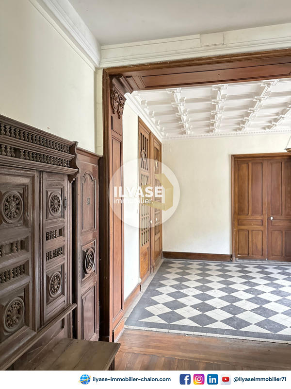 Propriété - 1 200 m² - 32 pièces