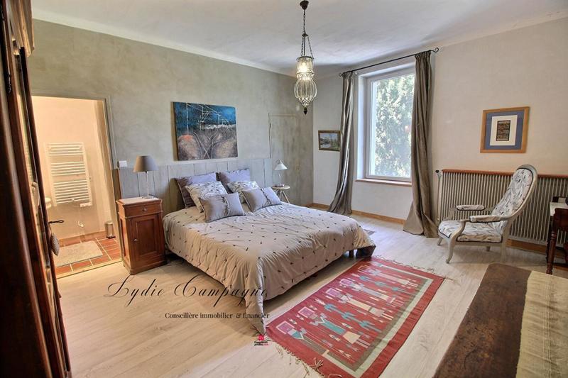 Demeure - 305 m² - 11 pièces