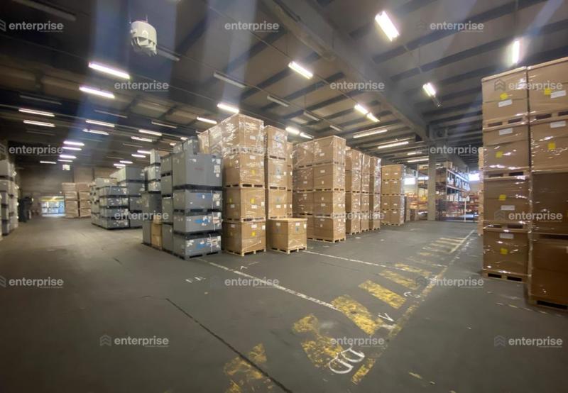 Entrepôt - 1 700 m²