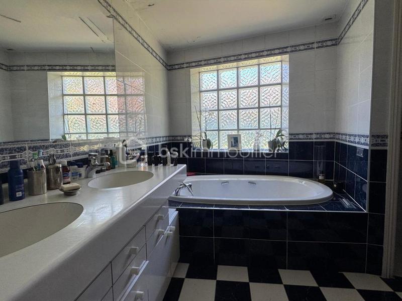 Demeure - 324 m² - 8 pièces