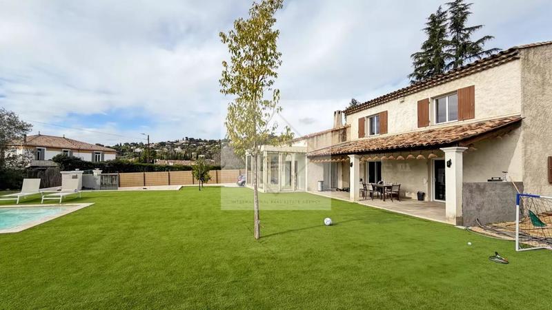 Villa - 220 m² - 5 pièces