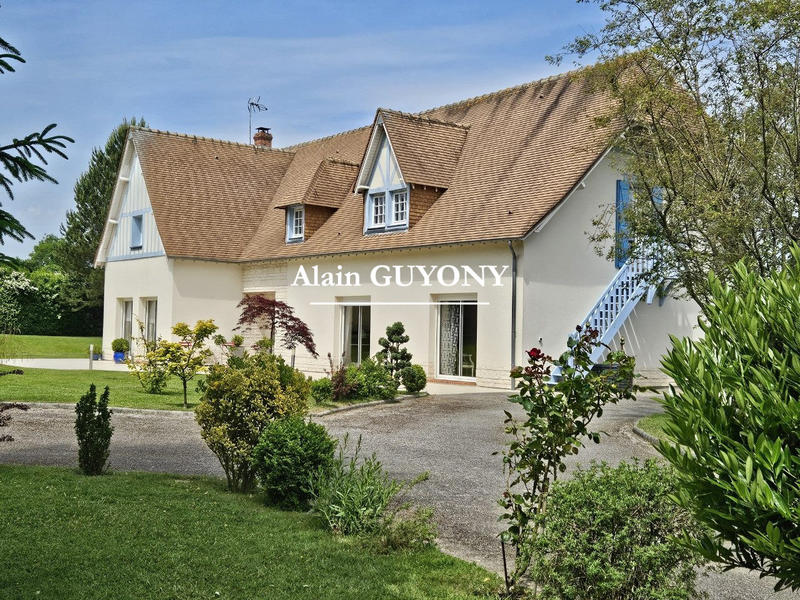 Maison traditionnelle - 249 m² - 7 pièces