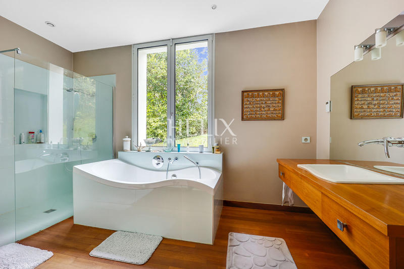 Maison - 410 m² - 10 pièces