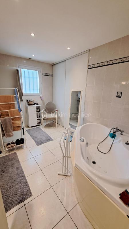 Maison traditionnelle - 181 m² - 7 pièces