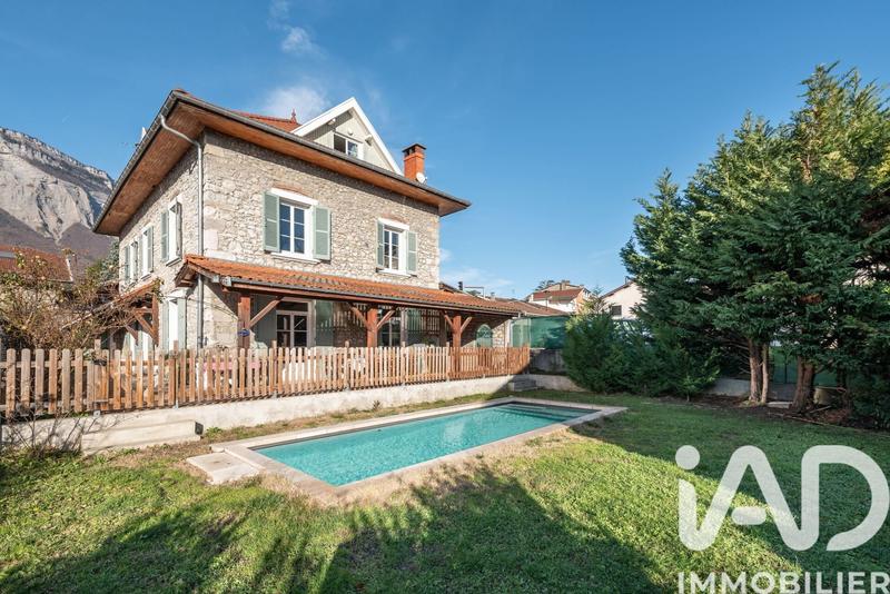 Maison - 275 m² - 8 pièces