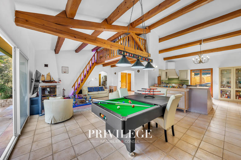 Villa - 238 m² - 6 pièces
