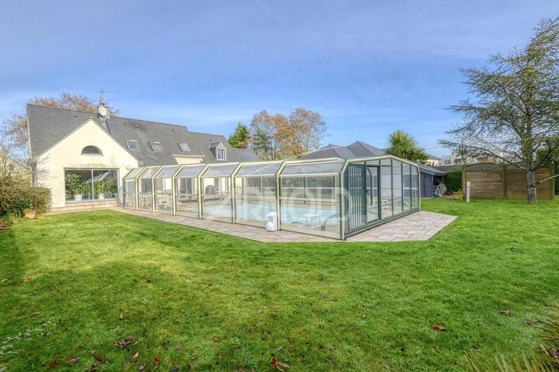 Maison - 232 m² - 11 pièces