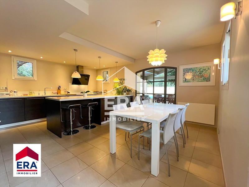 Maison - 230 m² - 10 pièces