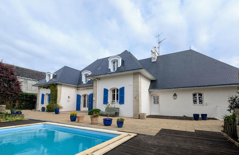 Maison - 245 m² - 9 pièces