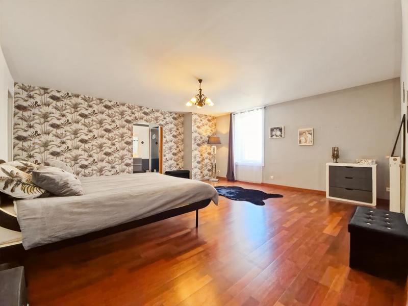 Demeure - 649 m² - 10 pièces