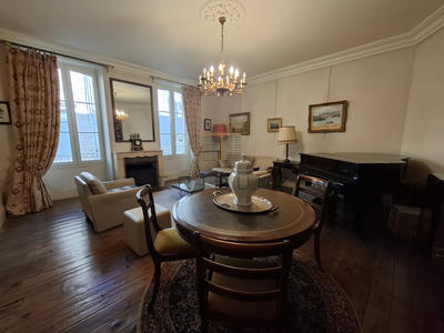 Maison - 325 m² - 12 pièces