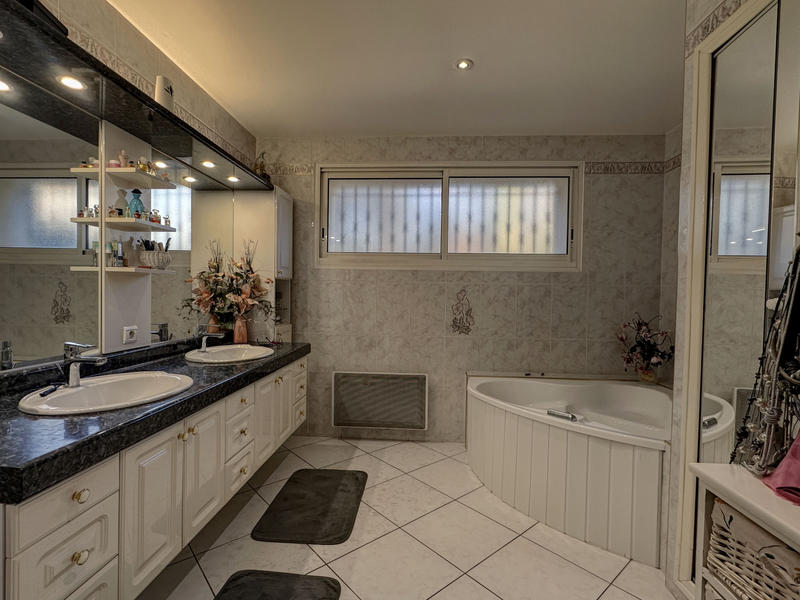 Maison - 213 m² - 7 pièces