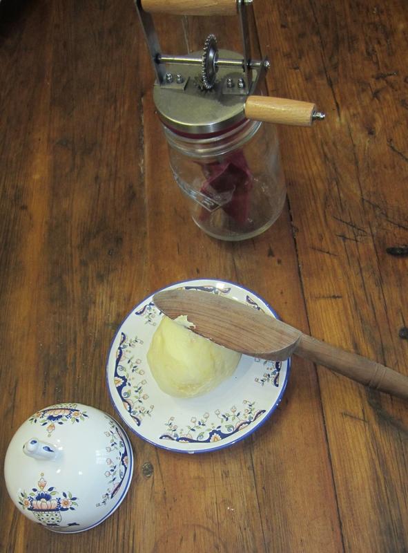 Du beurre à la baratte - Ferme-musée du Cotentin