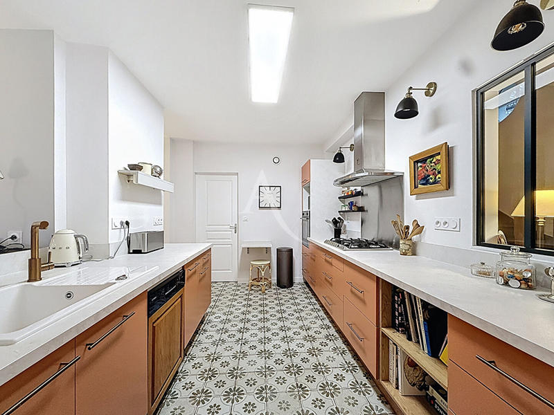 Maison - 203 m² - 11 pièces