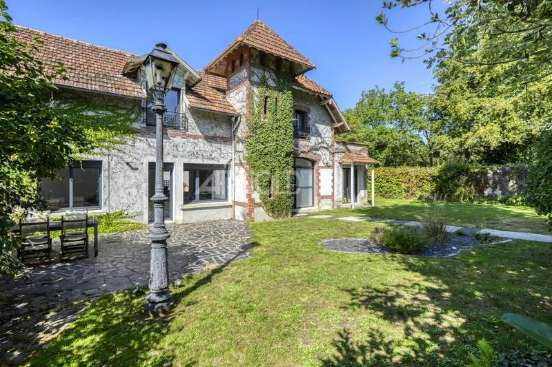 Maison - 267 m² - 9 pièces