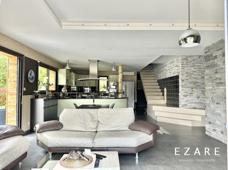 Maison - 231 m² - 8 pièces