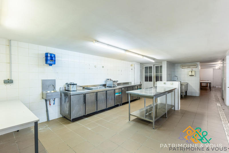 Local commercial - 1 175 m² - 28 pièces