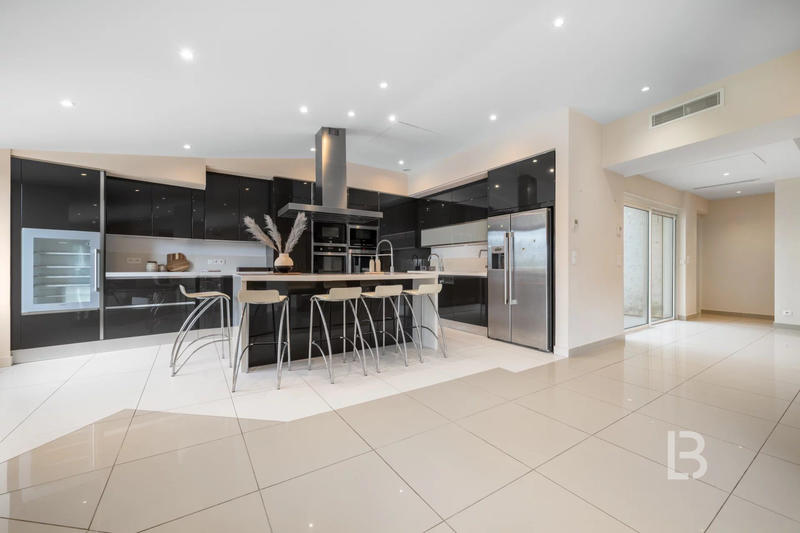 Maison - 588 m² - 8 pièces