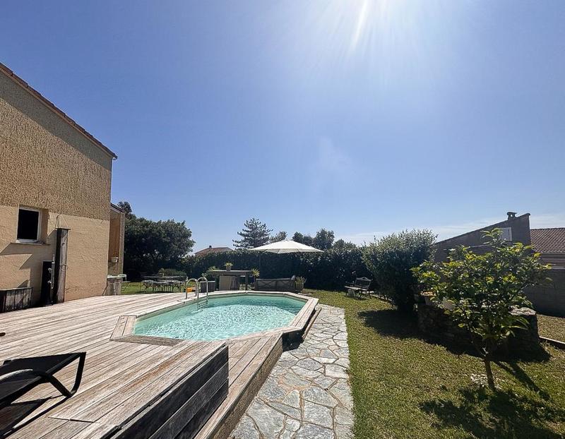 Maison - 204 m² - 9 pièces