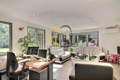 Maison - 246 m² - 9 pièces