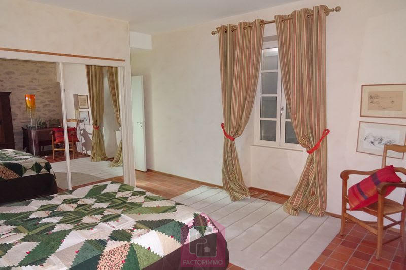 Propriété - 310 m² - 9 pièces