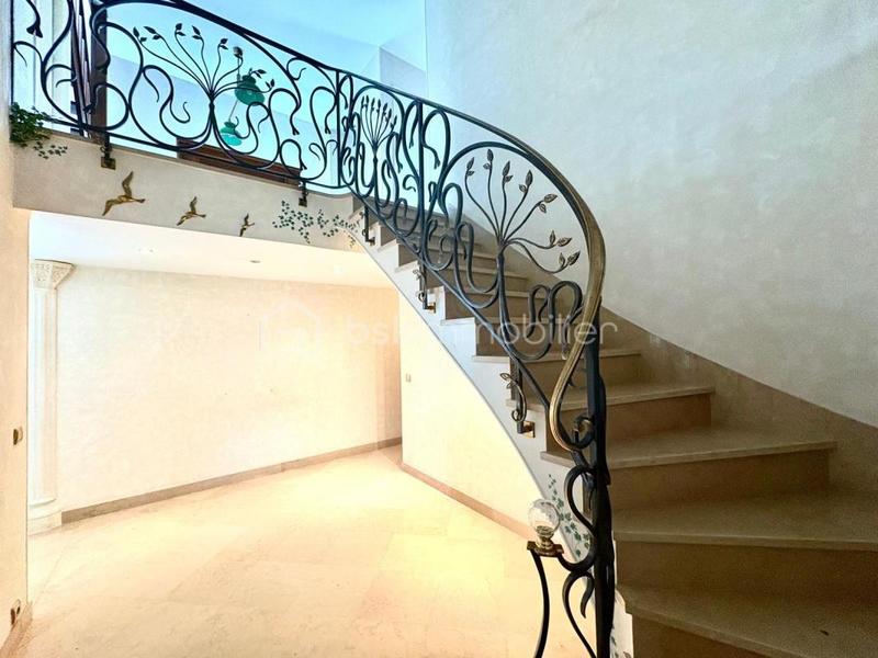 Maison - 222 m² - 10 pièces