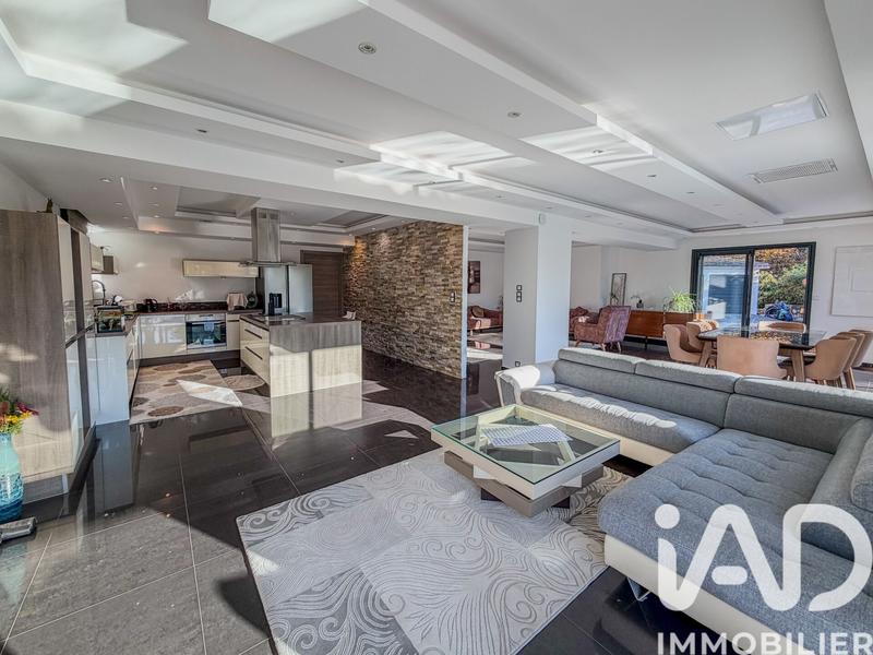 Maison - 285 m² - 10 pièces