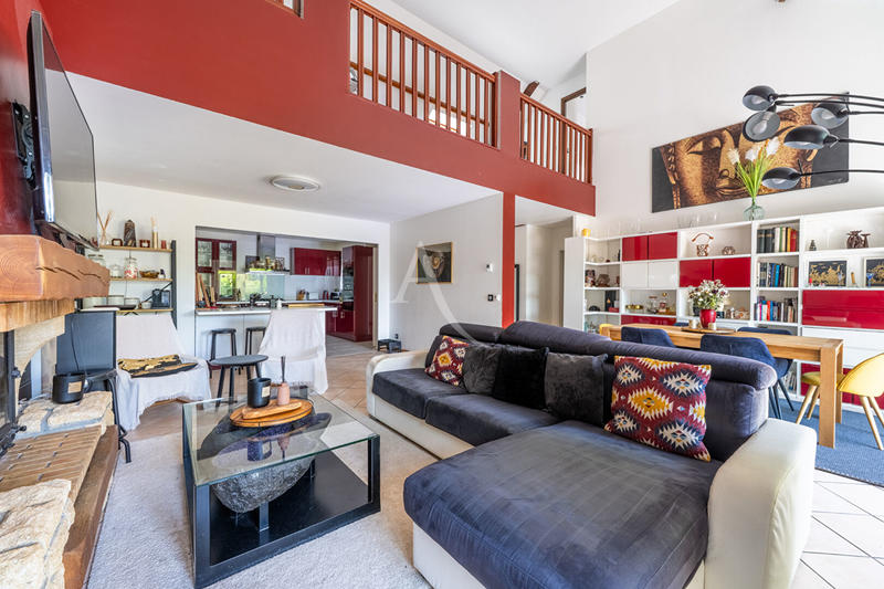 Maison - 203 m² - 7 pièces