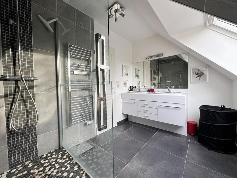 Maison - 210 m² - 9 pièces