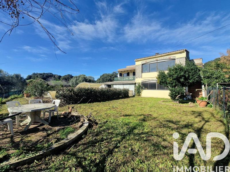 Maison - 300 m² - 9 pièces