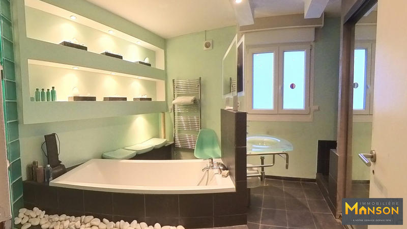 Maison - 322 m² - 12 pièces