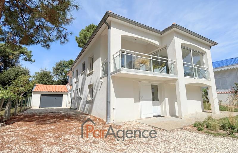 Maison - 220 m² - 8 pièces