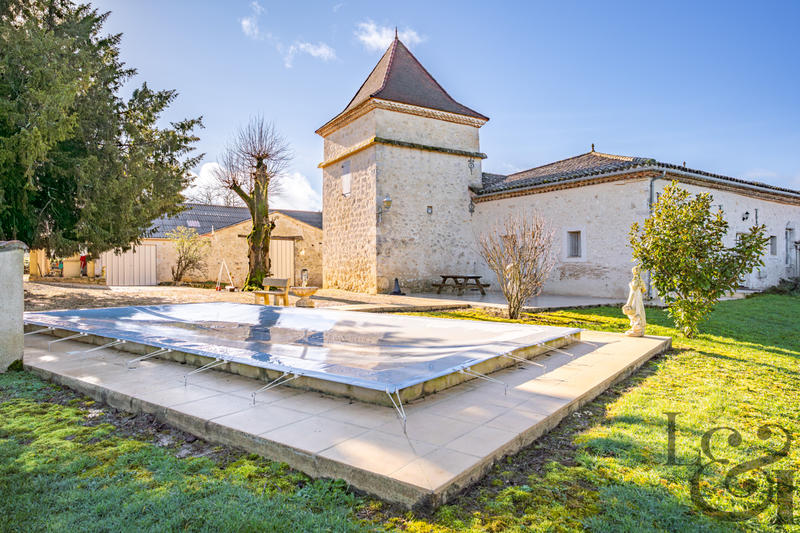 Maison - 334 m² - 10 pièces