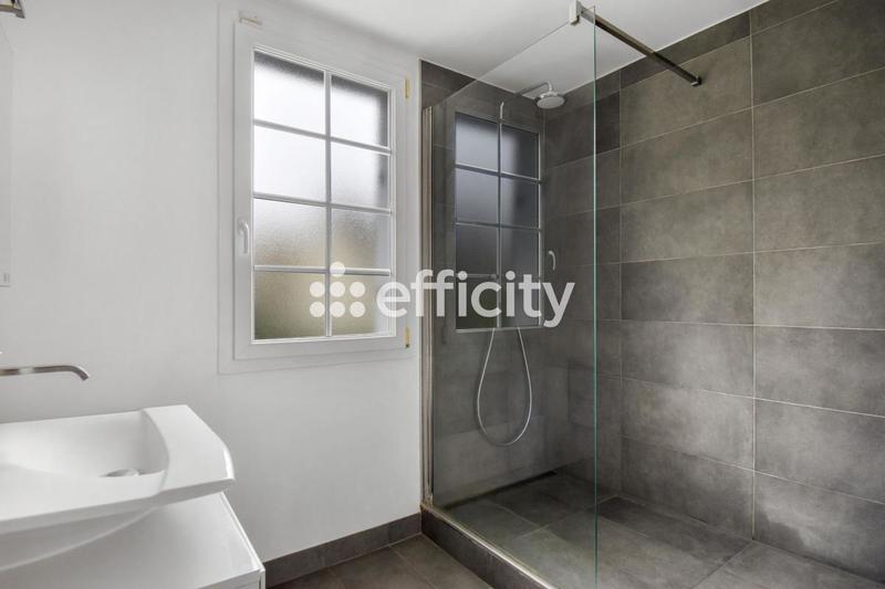 Pavillon - 247 m² - 7 pièces