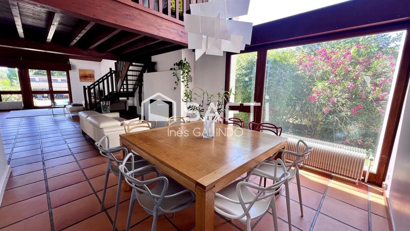 Maison - 210 m² - 6 pièces