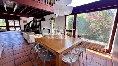 Maison - 210 m² - 6 pièces