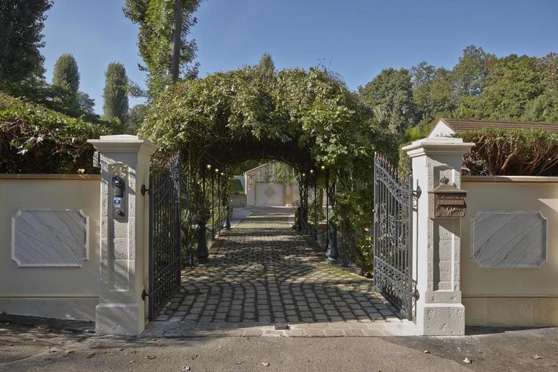 Maison - 700 m² - 15 pièces