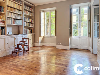 Maison - 272 m² - 10 pièces