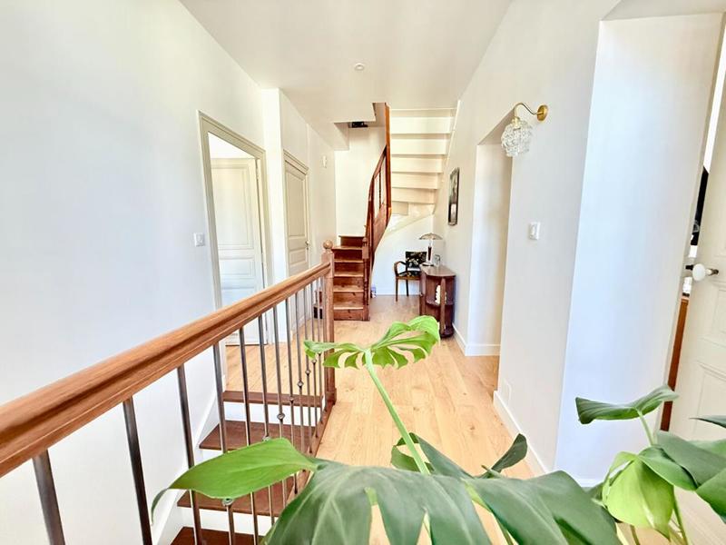 Maison - 209 m² - 9 pièces