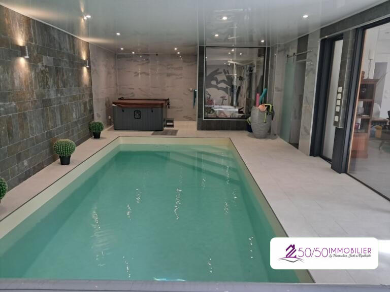 Maison - 252 m² - 9 pièces