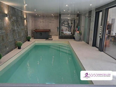 Maison - 252 m² - 9 pièces