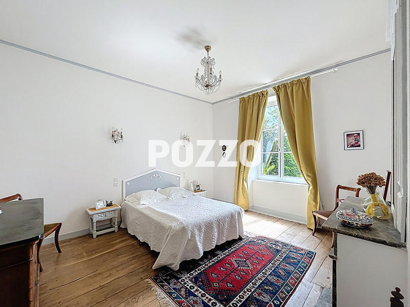 Maison - 201 m² - 10 pièces