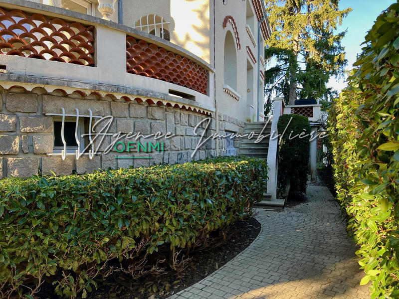 Maison - 275 m² - 8 pièces