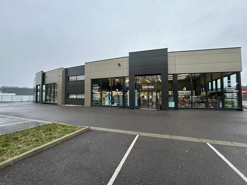 Local commercial - 1 049 m²