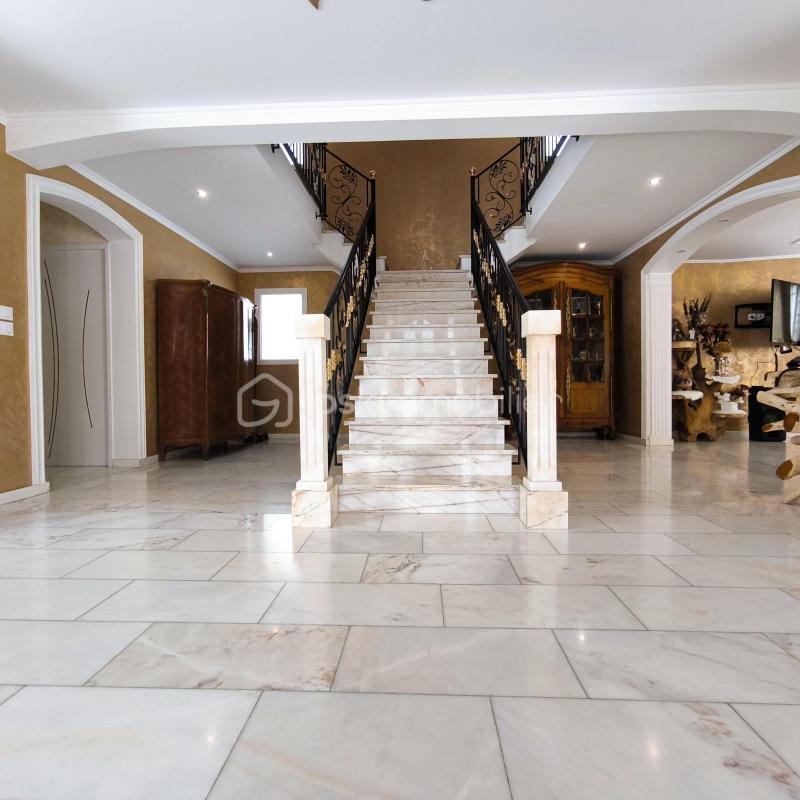 Maison - 213 m² - 7 pièces