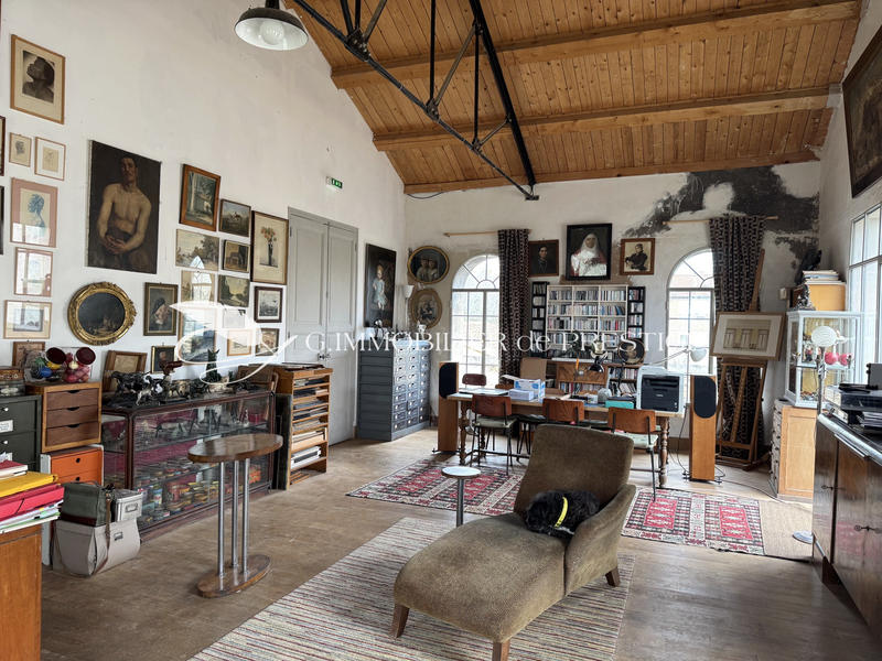 Propriété - 1 166 m² - 15 pièces