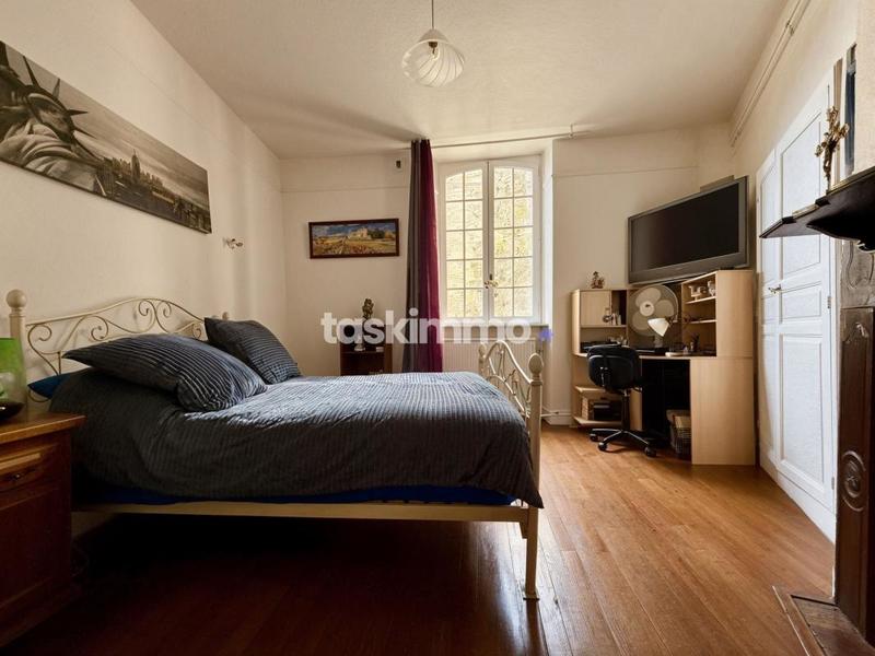 Maison - 250 m² - 6 pièces