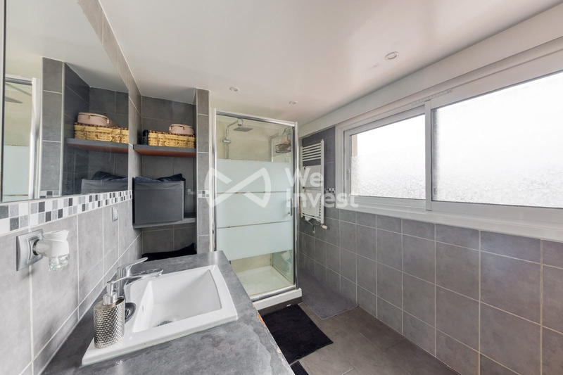 Maison traditionnelle - 237 m² - 10 pièces