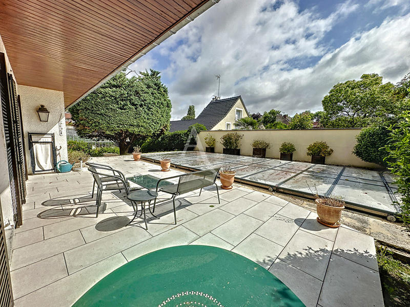 Maison - 212 m² - 8 pièces